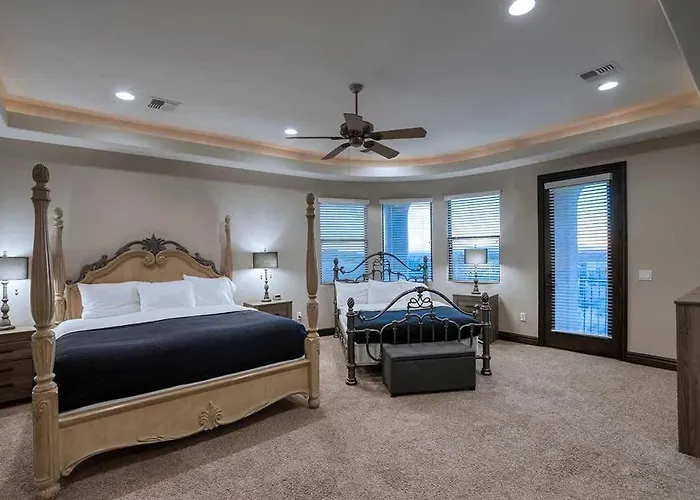 Holiday home Valley-view Pool & Hot Tub In Foothills