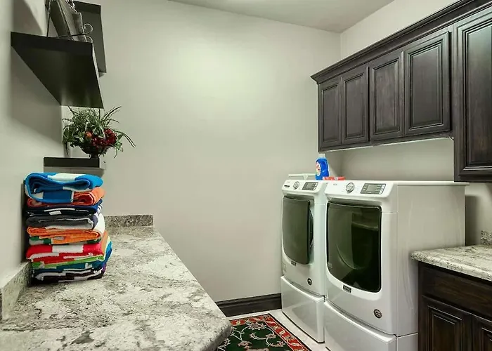 Holiday home Valley-view Pool & Hot Tub In Foothills